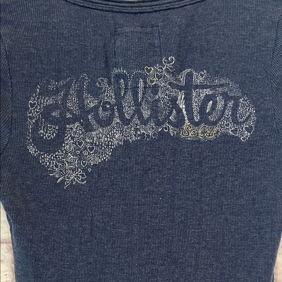 Hollister Women's Dark Blue Short Sleeve Tee - Picture 3 of 9